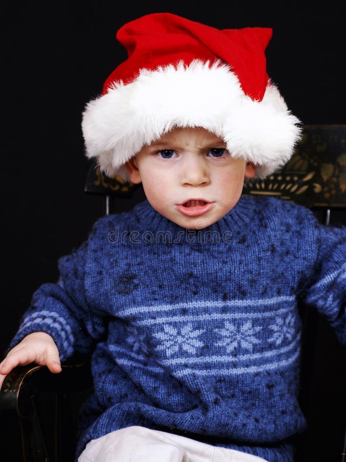 Giovane ragazzo con il cappello di babbo natale.