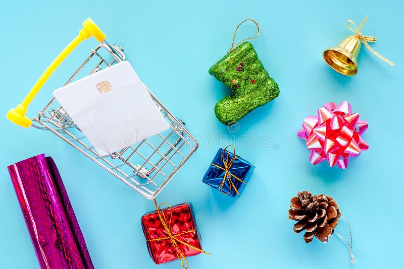 Xmas ornaments with blank credit chip card and mini shopping car royalty free stock photos Xmas ornaments with blank credit chip card and mini shopping car royalty free stock photos