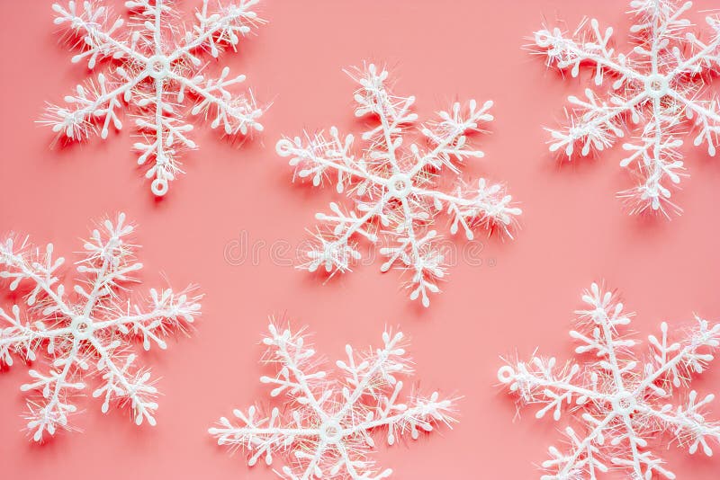 Xmas-snöflingaprydnader och garnering på rosa bakgrund arkivbild Xmas-snöflingaprydnader och garnering på rosa bakgrund arkivbild