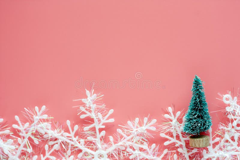 Xmas-träd med snöflingaprydnader och garnering på rosa backgr fotografering för bildbyråer Xmas-träd med snöflingaprydnader och garnering på rosa backgr fotografering för bildbyråer