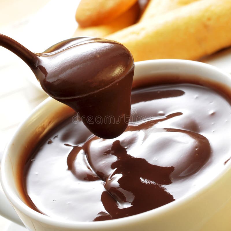 Xocolata ι melindros, καυτή σοκολάτα με τις χαρακτηριστικές ζύμες της γάτας στοκ φωτογραφία με δικαίωμα ελεύθερης χρήσης Xocolata ι melindros, καυτή σοκολάτα με τις χαρακτηριστικές ζύμες της γάτας στοκ φωτογραφία με δικαίωμα ελεύθερης χρήσης