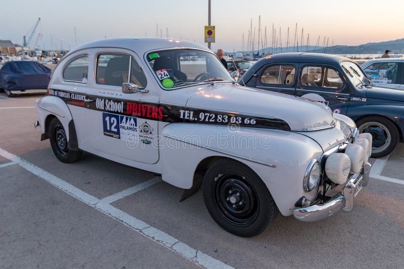 XV corsa di automobile di Costa Brava Historic di raduno in una cittadina Palamos in Catalogna 04 19 2018 la Spagna, città Palamo immagine stock XV corsa di automobile di Costa Brava Historic di raduno in una cittadina Palamos in Catalogna 04 19 2018 la Spagna, città Palamo immagine stock