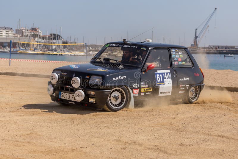 XV course de voiture de Costa Brava Historic de rassemblement dans une petite ville Palamos en Catalogne 04 20 2018 l'Espagne, vi photos libres de droits XV course de voiture de Costa Brava Historic de rassemblement dans une petite ville Palamos en Catalogne 04 20 2018 l'Espagne, vi photos libres de droits