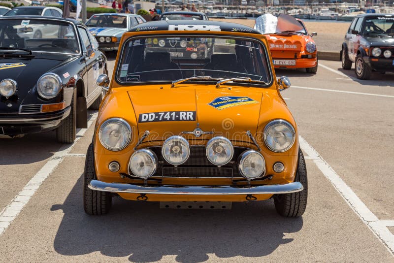 XV de autoras van Verzamelingscosta brava historic in een kleine stad Palamos in Catalonië 04 20 2018 Spanje, stad Palamos royalty-vrije stock fotografie XV de autoras van Verzamelingscosta brava historic in een kleine stad Palamos in Catalonië 04 20 2018 Spanje, stad Palamos royalty-vrije stock fotografie
