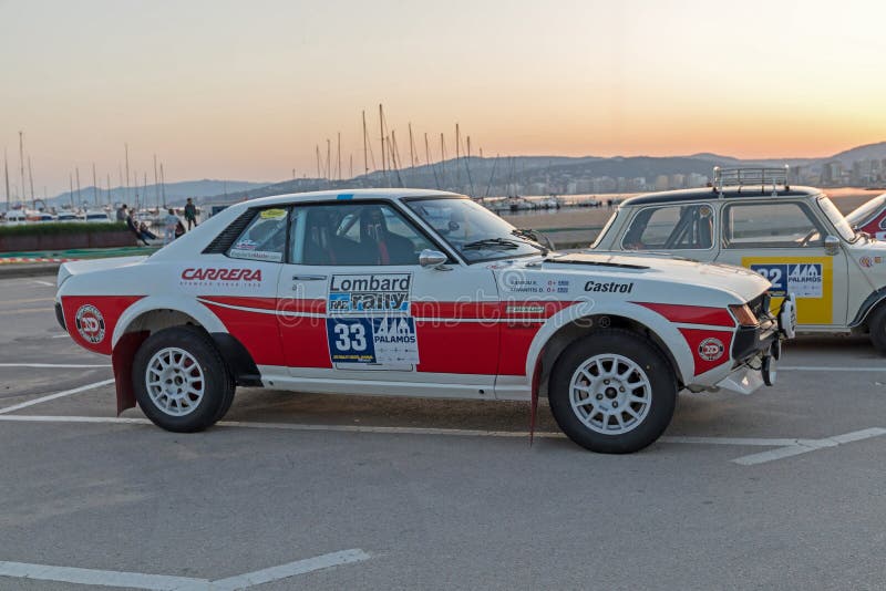 XV raça de carro de Costa Brava Historic da reunião em uma cidade pequena Palamos em Catalonia 04 19 2018 Espanha, cidade Palamos fotos de stock XV raça de carro de Costa Brava Historic da reunião em uma cidade pequena Palamos em Catalonia 04 19 2018 Espanha, cidade Palamos fotos de stock