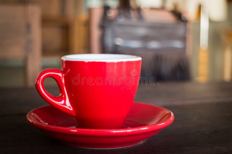 Xícara de café vermelha na tabela de madeira fotografia de stock Xícara de café vermelha na tabela de madeira fotografia de stock