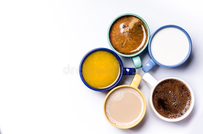 Xícaras de café, leite, suco, cappuccino Isolado em um fundo branco Copos coloridos Vidros colocados em um círculo Backgro da ene imagem de stock Xícaras de café, leite, suco, cappuccino Isolado em um fundo branco Copos coloridos Vidros colocados em um círculo Backgro da ene imagem de stock