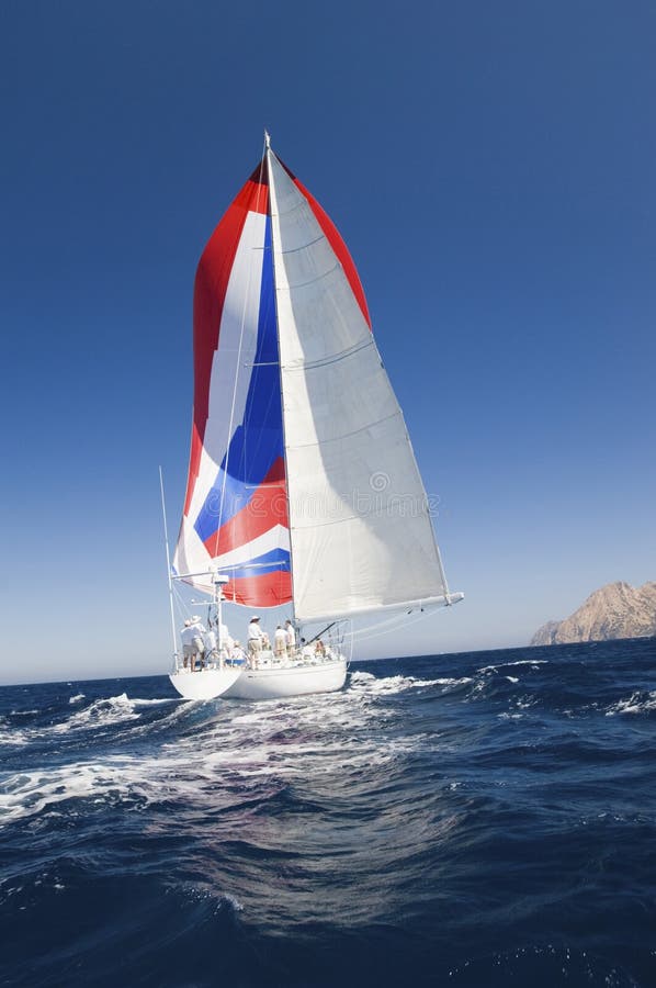 Yacht avec la voile colorée dans l'océan images stock Yacht avec la voile colorée dans l'océan images stock