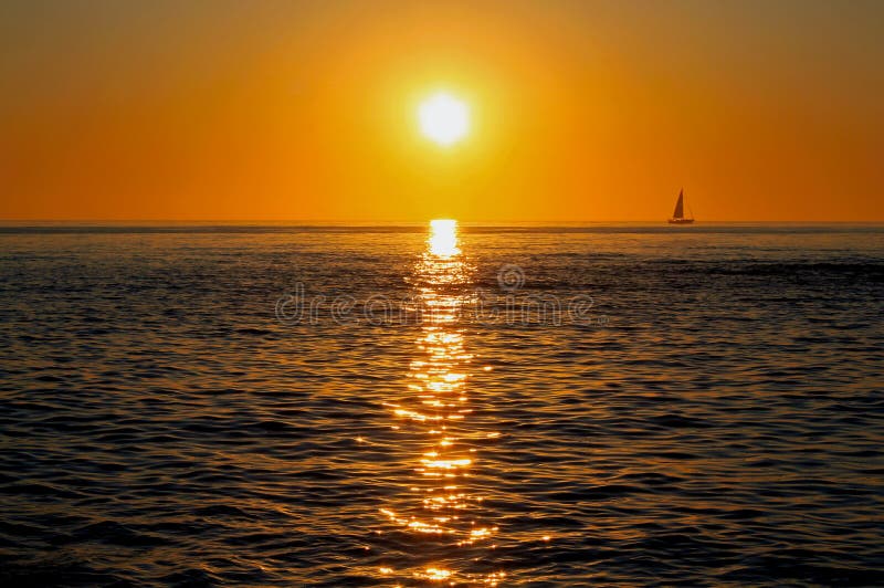 Yacht che naviga nel tramonto, La Jolla Cove, San Diego, California immagini stock Yacht che naviga nel tramonto, La Jolla Cove, San Diego, California immagini stock