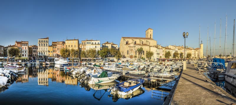 Yacht che riflettono in acqua blu nel vecchio porto della città di La Ciota fotografia stock Yacht che riflettono in acqua blu nel vecchio porto della città di La Ciota fotografia stock