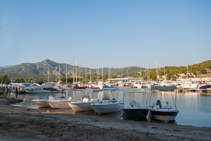 Yacht club al tramonto, parcheggiante per le barche immagini stock libere da diritti Yacht club al tramonto, parcheggiante per le barche immagini stock libere da diritti
