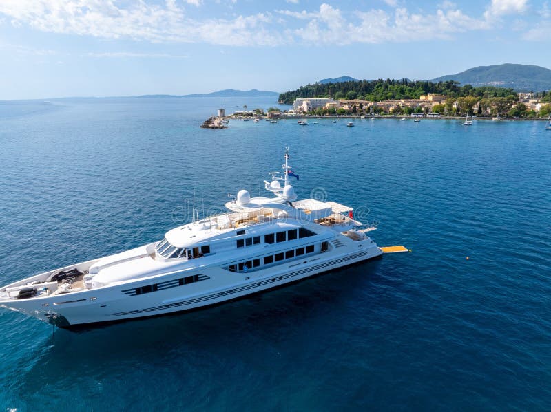 Yacht de luxe amarré près de la côte pittoresque image stock