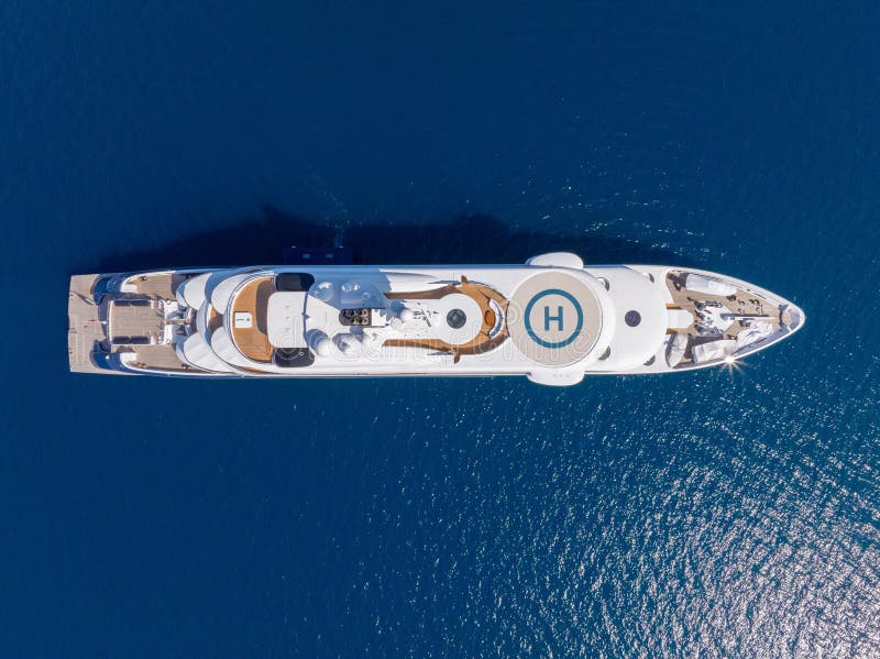 Yacht de luxe avec héliport sur les eaux bleues photographie stock libre de droits