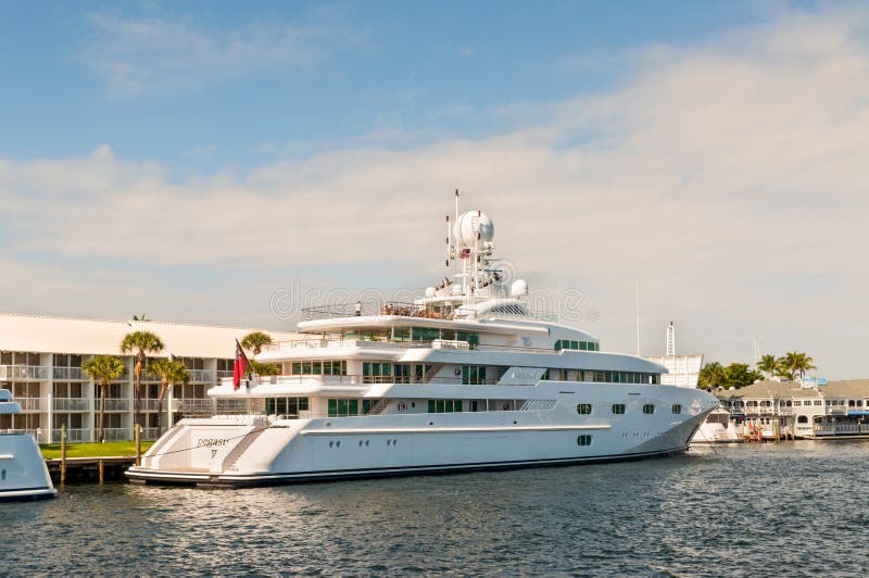 Yacht de luxe Pegasus de moteur V sur le côté de bord de mer dans le fort Lauderda
