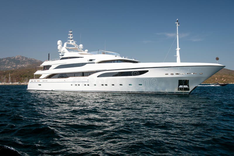 Yacht del motore nel mare blu fotografie stock libere da diritti Yacht del motore nel mare blu fotografie stock libere da diritti