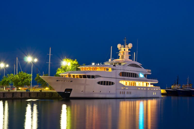 Yacht di lusso nel porto fotografia stock Yacht di lusso nel porto fotografia stock