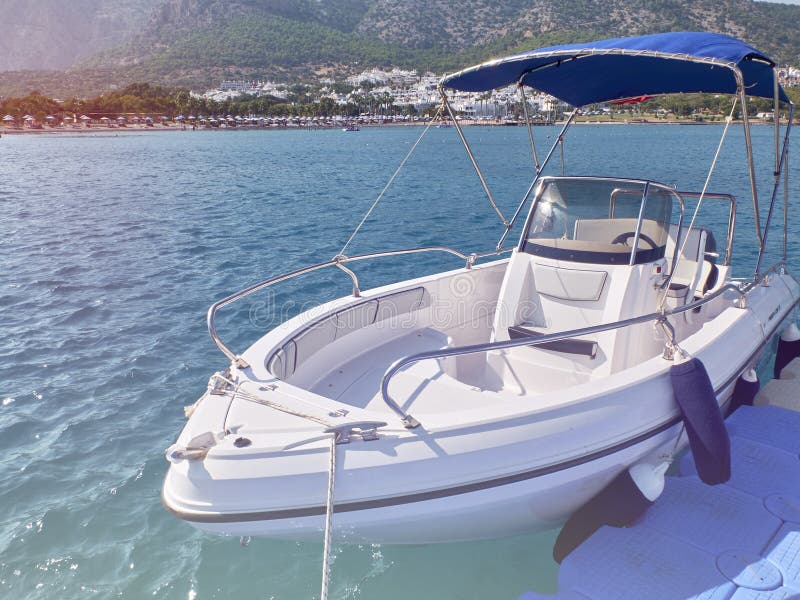 Yacht di Moord nella laguna tropicale Navi da crociera private nel sole pomeriggio immagine stock libera da diritti Yacht di Moord nella laguna tropicale Navi da crociera private nel sole pomeriggio immagine stock libera da diritti