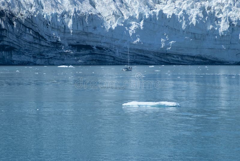Yacht di navigazione davanti a Margerie Glacier alla baia di ghiacciaio fotografia stock Yacht di navigazione davanti a Margerie Glacier alla baia di ghiacciaio fotografia stock