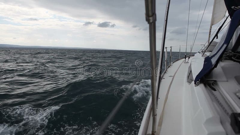 Yacht di navigazione nel vento sulle onde