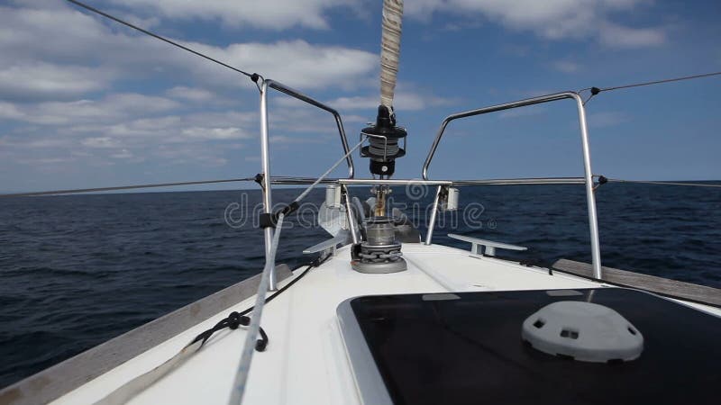 Yacht di navigazione nel vento sulle onde
