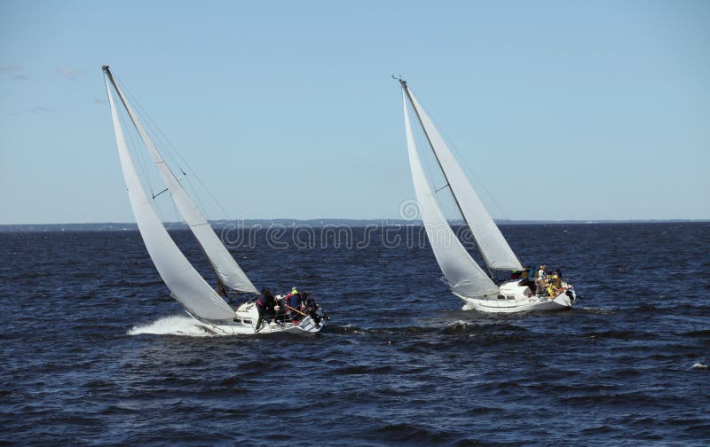 Yacht di navigazione di regata immagini stock Yacht di navigazione di regata immagini stock
