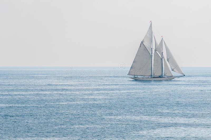Yacht, die das Meer segelt lizenzfreie stockfotografie Yacht, die das Meer segelt lizenzfreie stockfotografie