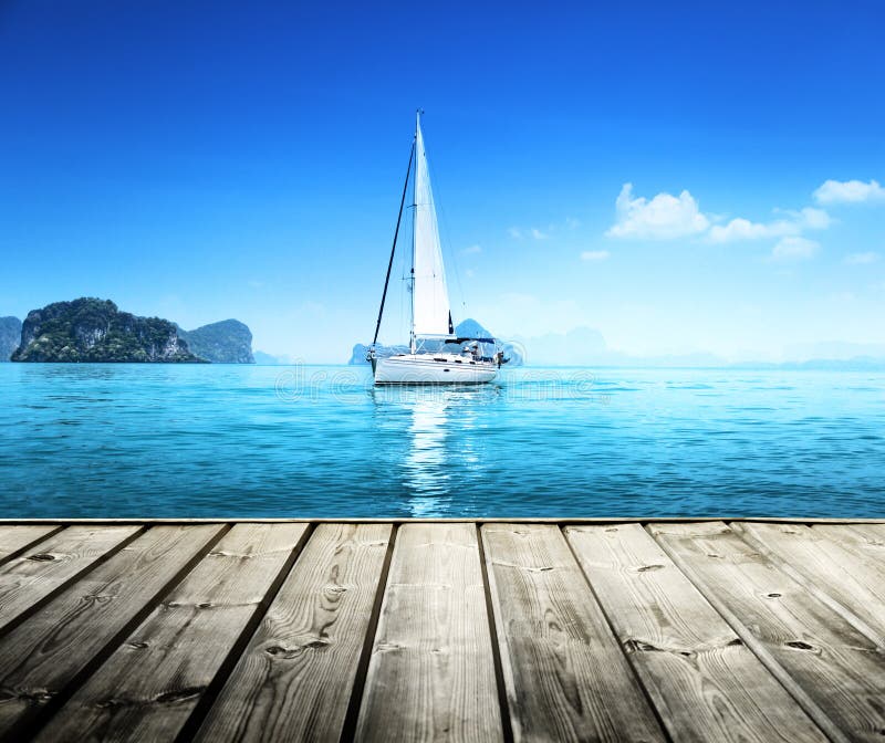 Yacht et plate-forme en bois image stock Yacht et plate-forme en bois image stock