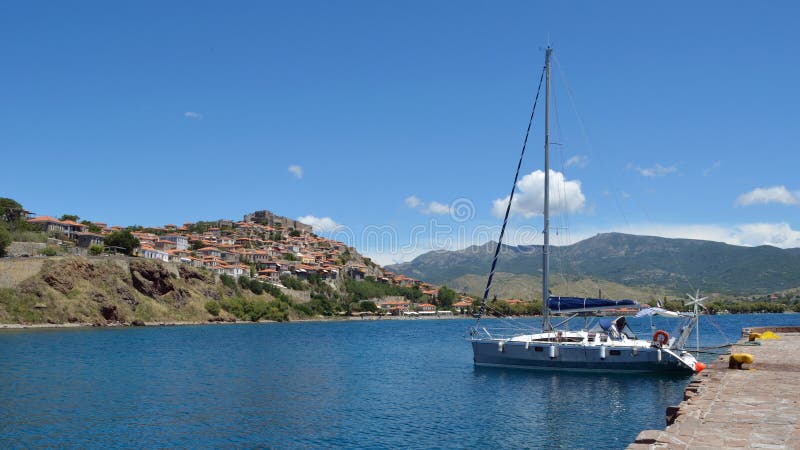 Yacht festgemacht an Molyvos-Hafen stockbild Yacht festgemacht an Molyvos-Hafen stockbild