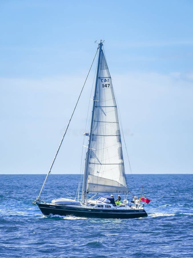Yacht im bewegten See lizenzfreie stockfotos Yacht im bewegten See lizenzfreie stockfotos