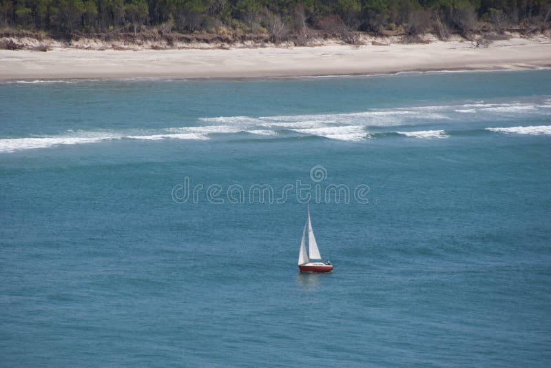 Yacht isolé près de la côte de Matakana images stock Yacht isolé près de la côte de Matakana images stock