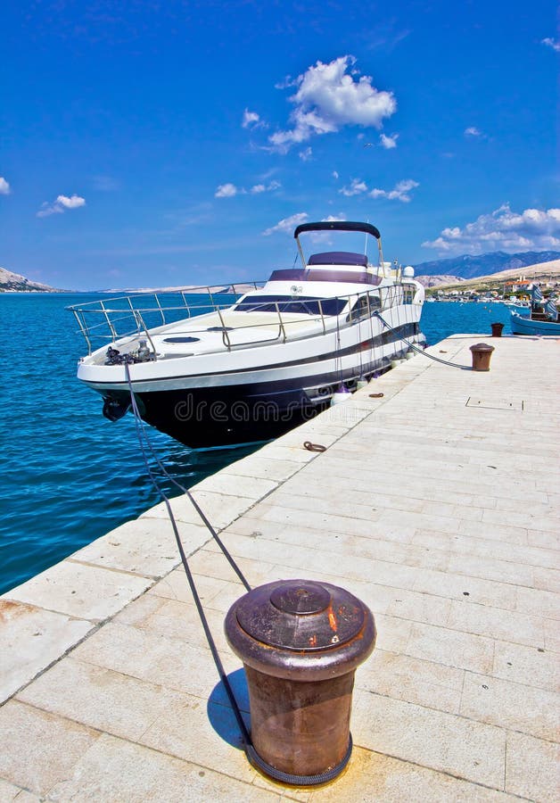 Yacht on mooring bollard dock royalty free stock photography Yacht on mooring bollard dock royalty free stock photography
