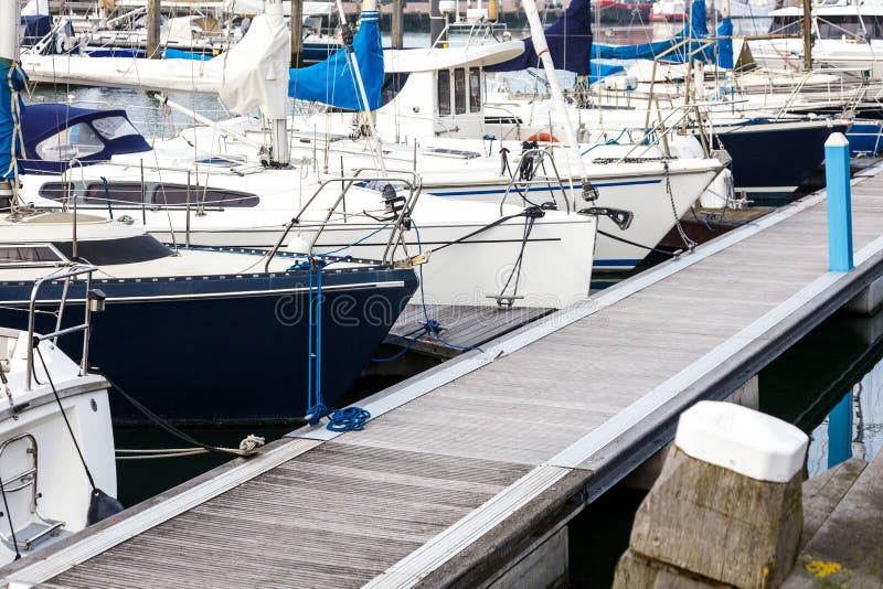 Yacht Reflexionssonnenlichtscheveningen-Höhle haag Holland des Norddockbootsseehafen-Himmelblau-Seehintergrundsonnenunterganghafe stockfoto Yacht Reflexionssonnenlichtscheveningen-Höhle haag Holland des Norddockbootsseehafen-Himmelblau-Seehintergrundsonnenunterganghafe stockfoto