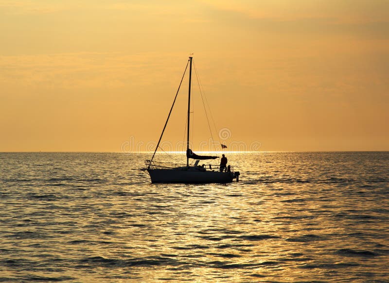 Yacht am Sonnenuntergang, adriatisches Meer stockfoto Yacht am Sonnenuntergang, adriatisches Meer stockfoto