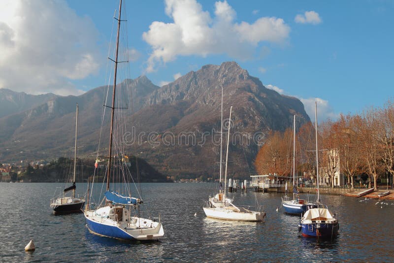 Yacht sul lago Como Lekko, Italia fotografia stock libera da diritti Yacht sul lago Como Lekko, Italia fotografia stock libera da diritti