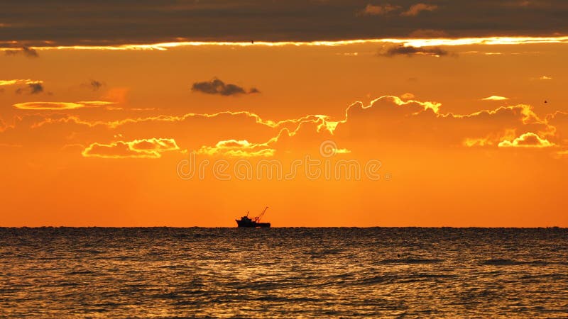 Yacht a vela e alba del mare d'oro