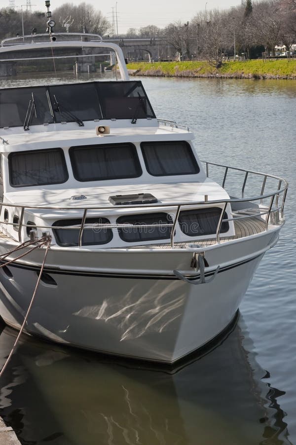 Yachtboot befestigt auf Fluss lizenzfreie stockfotos Yachtboot befestigt auf Fluss lizenzfreie stockfotos