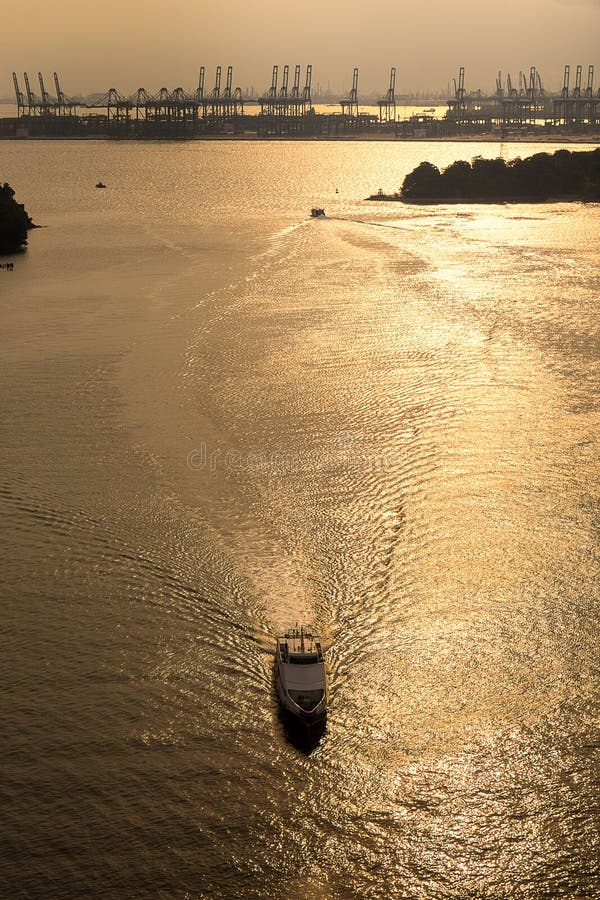 Yachten seglar i havet från bästa sikt arkivfoto Yachten seglar i havet från bästa sikt arkivfoto