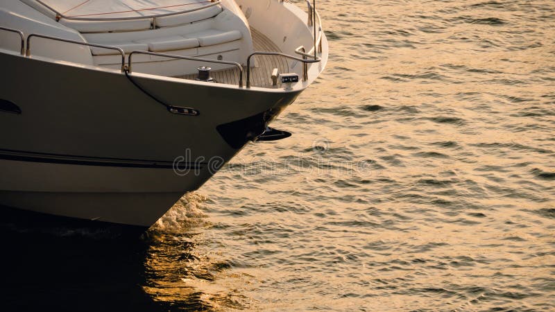 Yachten seglar i havet på den guld- timmen fotografering för bildbyråer Yachten seglar i havet på den guld- timmen fotografering för bildbyråer