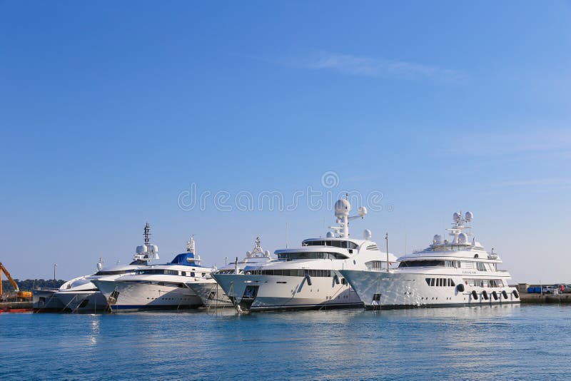Yachten verankert im Hafen Pierre Canto in Cannes stockfoto Yachten verankert im Hafen Pierre Canto in Cannes stockfoto