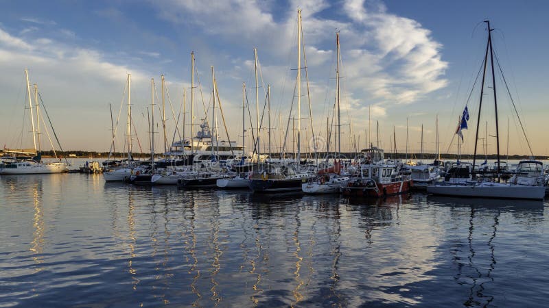 Yachter som ansluter på Charlottetown port i solnedgången fotografering för bildbyråer Yachter som ansluter på Charlottetown port i solnedgången fotografering för bildbyråer