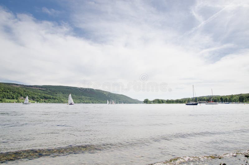 Yachter som seglar på Coniston vatten fotografering för bildbyråer Yachter som seglar på Coniston vatten fotografering för bildbyråer