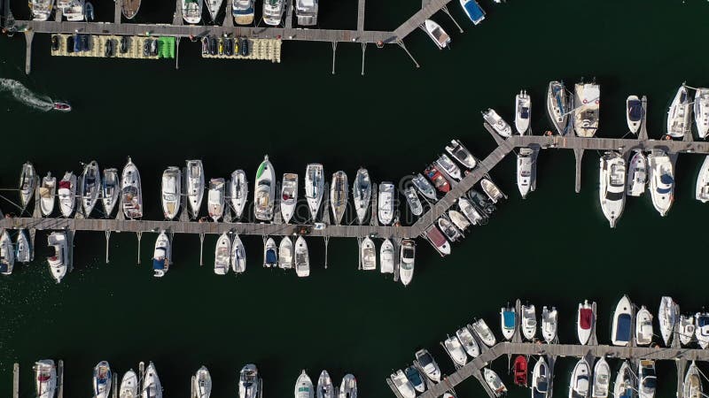 Yachts blancs aux couchettes dans le port maritime, vue aérienne de bourdon