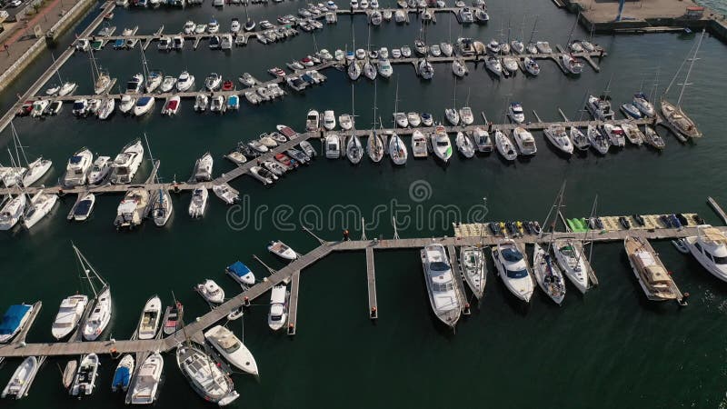 Yachts blancs aux couchettes dans le port maritime, vue aérienne de bourdon