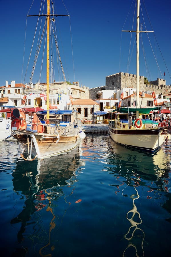 Yachts dans la baie images libres de droits