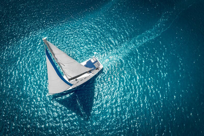 Yachts de bateau de navigation de régate avec les voiles blanches à la mer ouverte Vue aérienne de voilier en état venteux photos libres de droits