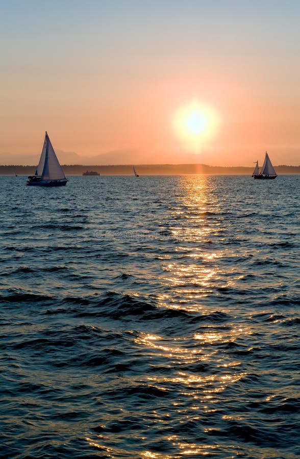 Yachts naviguant au coucher du soleil photos stock Yachts naviguant au coucher du soleil photos stock