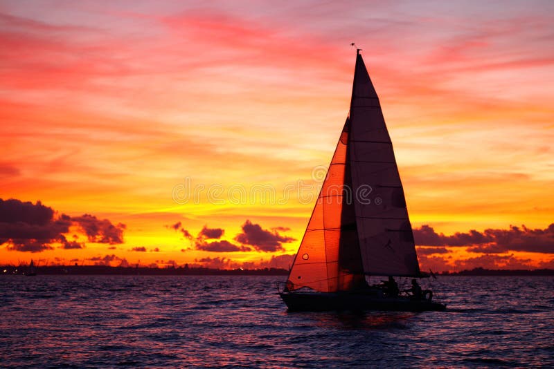 Yachtsegeln am Sonnenuntergang stockbild Yachtsegeln am Sonnenuntergang stockbild