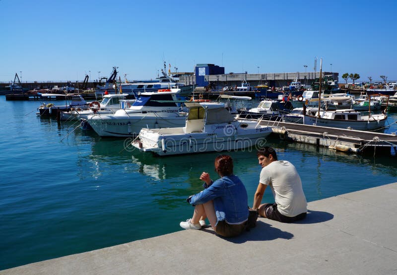 Yahts e barcos no porto Cambrils, Espanha imagens de stock Yahts e barcos no porto Cambrils, Espanha imagens de stock