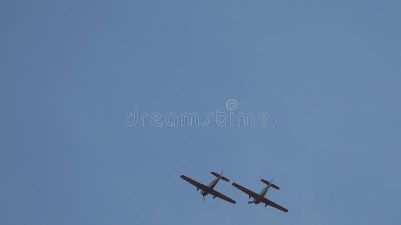 Yak52两架运动机在蓝天飞行