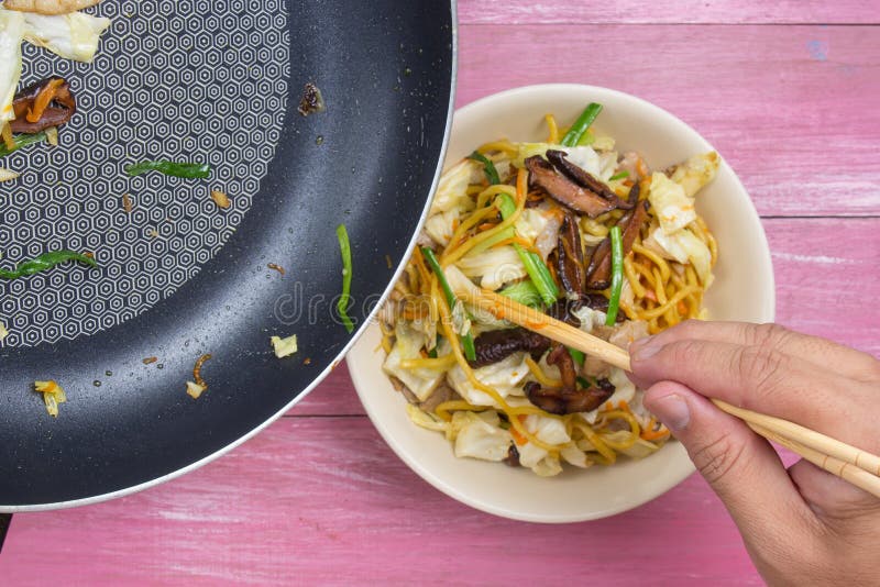 Yakisoba / Stir Fry Japanese Noodle Stock Photo - Image of dinner, bowl